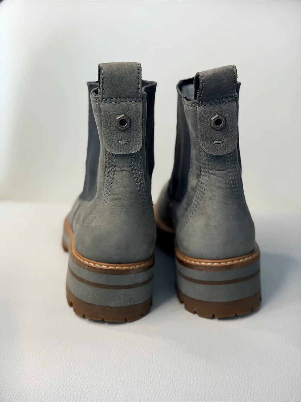 Timberland Women’s Size 5.5-6 Gray Chelsea Lug Sole Ankle Fall/Winter Boots